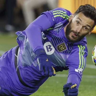 Hugo Lloris plongeant pour effectuer un arrêt lors d'une rencontre.