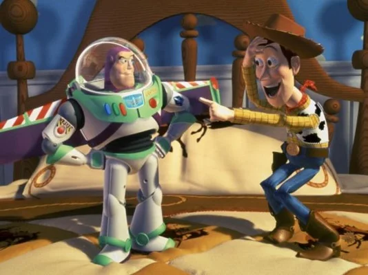 Woody et Buzz l'Éclair ensemble dans une scène classique de la saga Toy Story.