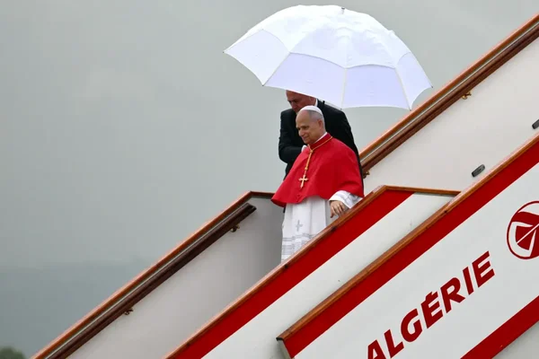Arrivée du pape Léon XIV à bord d'un avion Algérie sous la pluie.