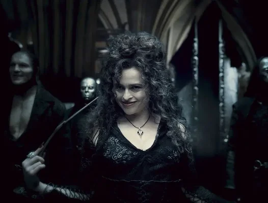 Margaret Qualley dans une scène sombre et gothique entourée de personnages mystérieux.