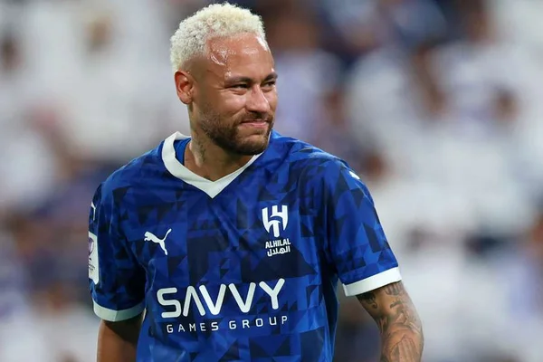 Neymar en maillot d'Al Hilal dans un stade.