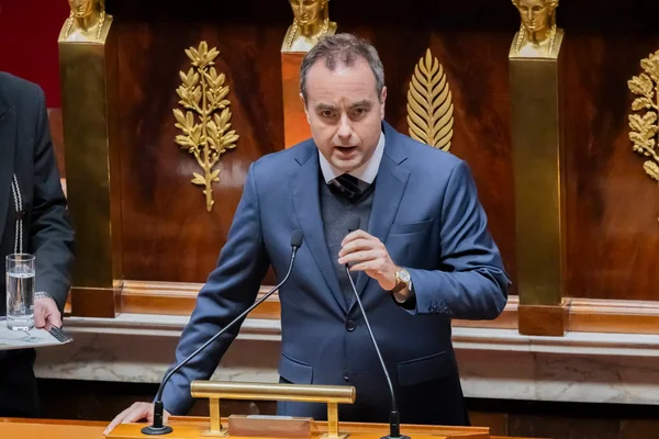Sébastien Lecornu lors d'une déclaration officielle dans un décor parlementaire aux boiseries ouvragées.