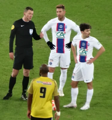 Sergio Ramos et Vitinha en discussion avec l'arbitre lors d'un match du PSG en 2023.