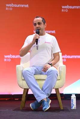 Mikayel Vardanyan sur scène lors du Web Summit Rio 2023.