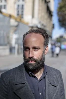 Arthur Dénouveaux, président de Life for Paris, devant le Palais de Justice durant le procès.