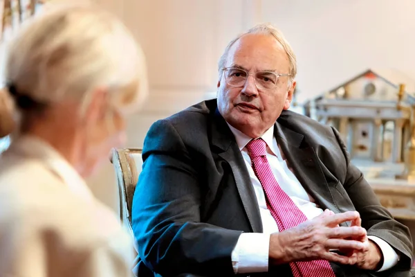 Jean-Louis Bourlanges en conversation assis dans un décor architectural.