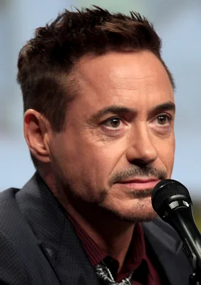 Robert Downey Jr. révélant son rôle du Docteur Doom avec cape et masque.