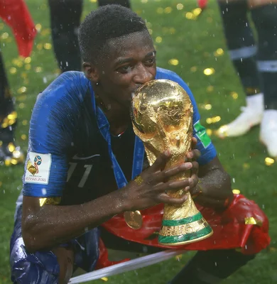 Un joueur de l'équipe de France embrassant le trophée de la Coupe du monde 2018.