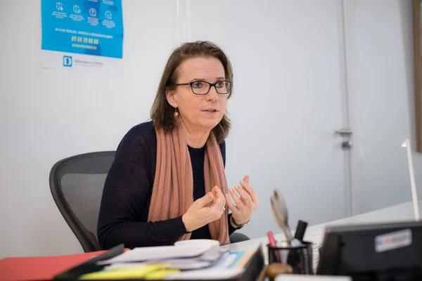 Claire Hédon, Défenseure des droits, à son bureau lors d'un entretien.