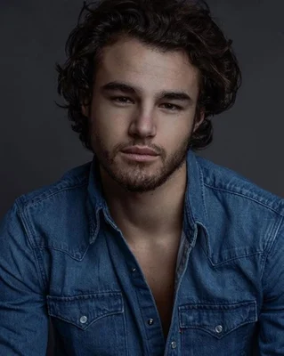 Portrait officiel d'Anthony Colette en chemise denim.