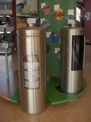 Modèles de conteneurs de stockage pour les déchets nucléaires du projet Cigéo.