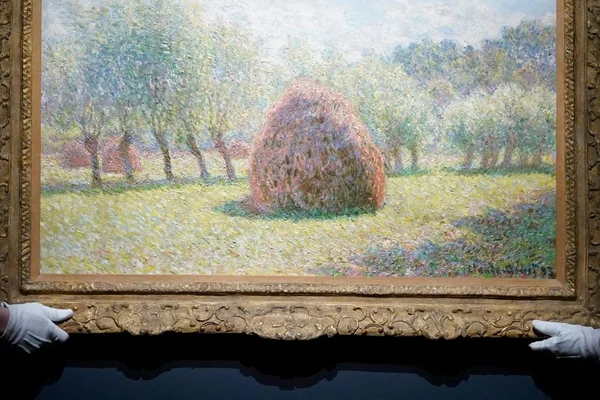Un Monet représentant une meule de foin, vendu près de 35 millions de dollars lors d'enchères à New York.
