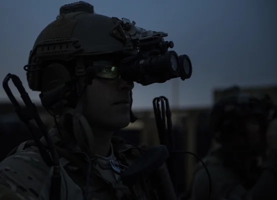 Officier de secours au combat de la 83ème escadrille lors d'un entraînement nocturne à Bagram, Afghanistan, en 2018.