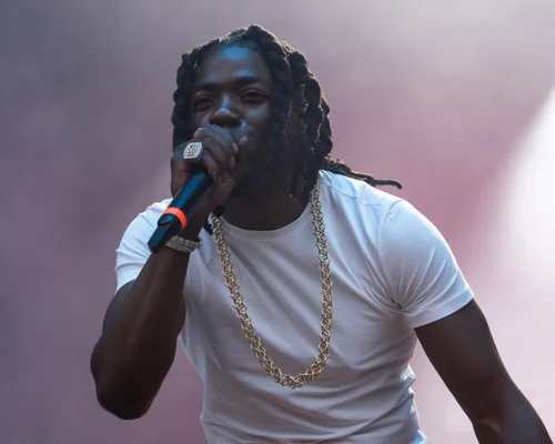 Portrait du rappeur Gazo chantant avec son micro