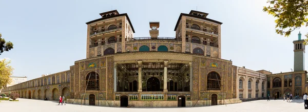 Le palais du Golestan et ses deux tours caractéristiques dominant la place adjacente.