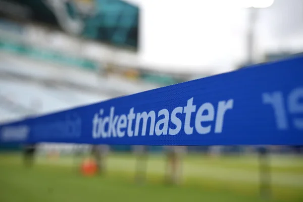 Bannière géante Ticketmaster installée dans un stade.