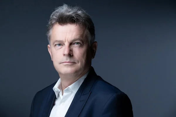Portrait officiel de Fabien Roussel pour la campagne présidentielle.