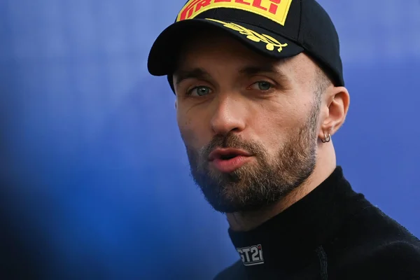 Portrait de Squeezie, créateur du jeu 'Qui réussira à stopper le train'.