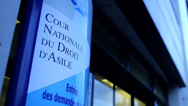 Panneau indiquant l'entrée de la Cour Nationale du Droit d'Asile