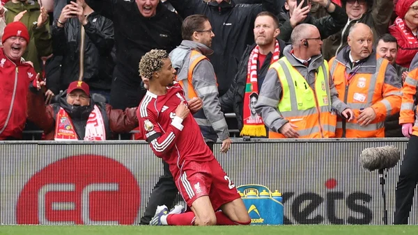 Hugo Ekitike en maillot Liverpool faisant le signe du pouce.