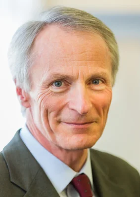 Jean-Dominique Senard, directeur général de Michelin en janvier 2015, en costume gris et cravate bordeaux.