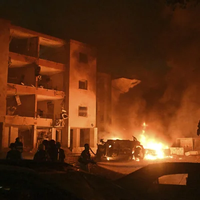 Destructions et incendies urbains lors des frappes de missiles dans le cadre de la guerre entre Israël et l'Iran.