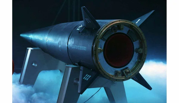 Le missile hypersonique iranien Fattah exposé sur un support.