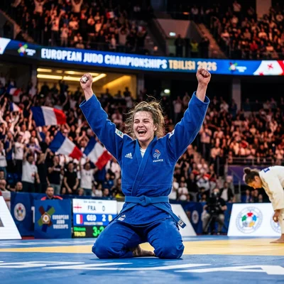 Melkia Auchecorne célébrant sa médaille d'argent aux Championnats d'Europe de Judo 2026 à Tbilissi.