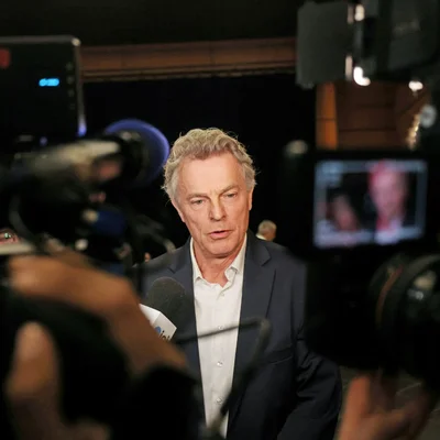 Fabien Roussel interviewé par les médias concernant la détention de Raphaëlle Primet et d'autres militants de la flottille pour Gaza.