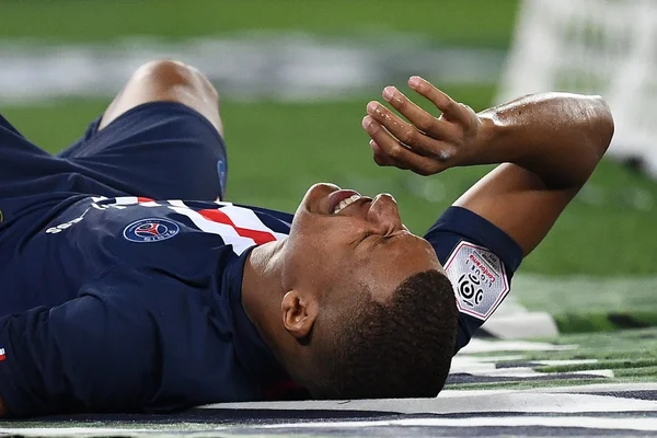 Kylian Mbappé exprimant sa détresse après sa blessure avec l'équipe de France.