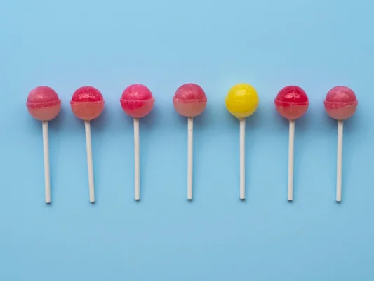 Sucettes colorées illustrant le rappel de lots contenant des morceaux de métal chez Carrefour.