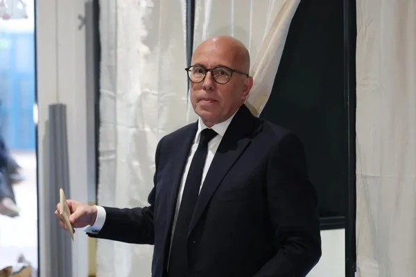 Éric Ciotti lors d'une déclaration en intérieur.