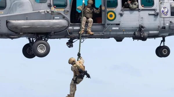 Exercice de rappel depuis un hélicoptère dans le cadre des interactions avec la marine brésilienne