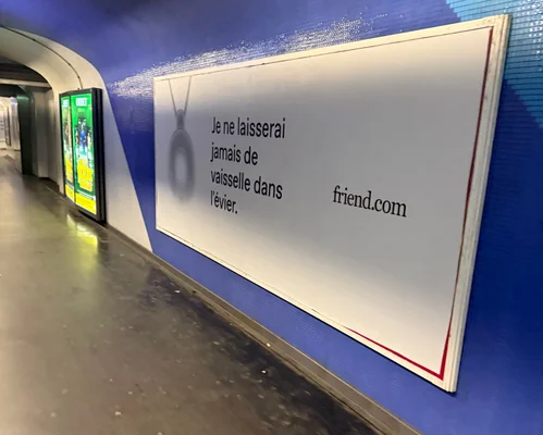 Publicité pour friend.com dans une station de métro.