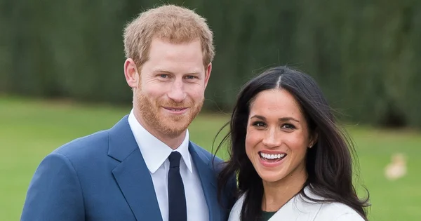 Le prince Harry et Meghan Markle souriant côte à côte.