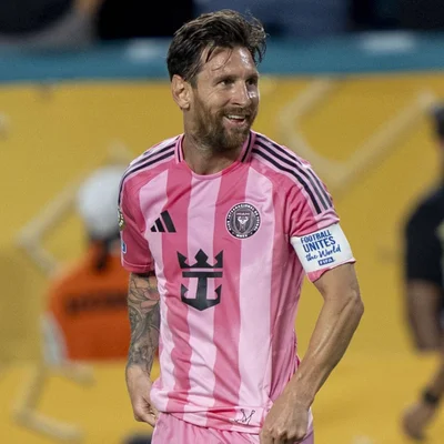 Le capitaine de l'Inter Miami portant son brassard humanitaire sur le terrain.