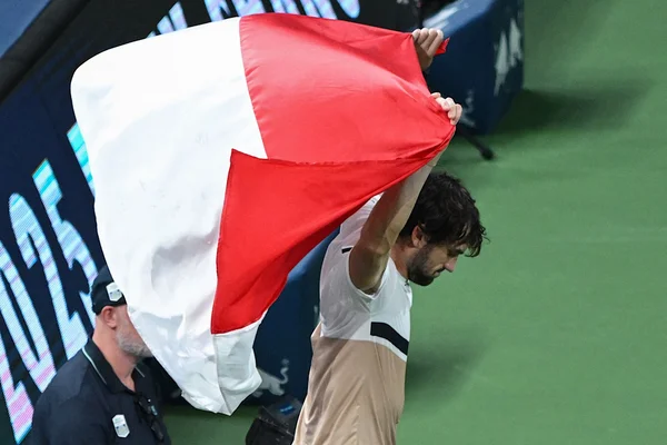 Valentin Vacherot célébrant avec le drapeau de Monaco après sa victoire au Masters 1000 de Shanghai.