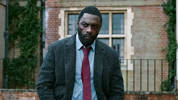 Idris Elba dans un décor hivernal pour le film Luther : Soleil déchu.
