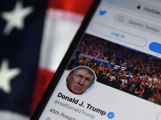 Le profil Twitter de Donald J. Trump avec une image de ralliement en arrière-plan