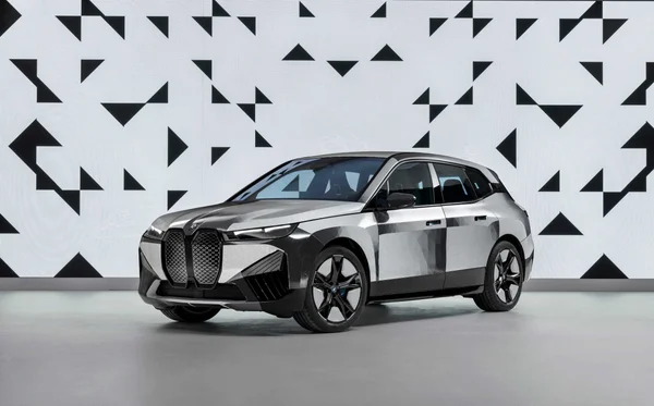 Prototype de la BMW iX Flow mettant en avant la technologie E-Ink.