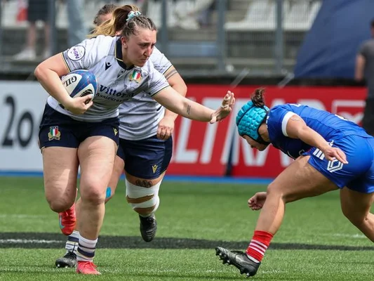 Une Italienne tente d'échapper à la défense française lors du match remporté largement par les Bleues (40-7).
