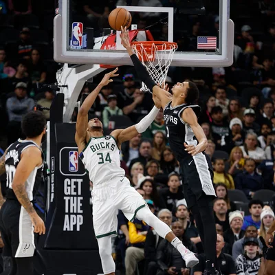 Victor Wembanyama et Giannis Antetokounmpo s'affrontent dans un duel défensif intense.