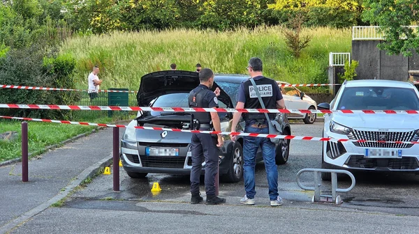 Enquête des policiers judiciaires sur une voiture incendiée à Échirolles, près de Grenoble.