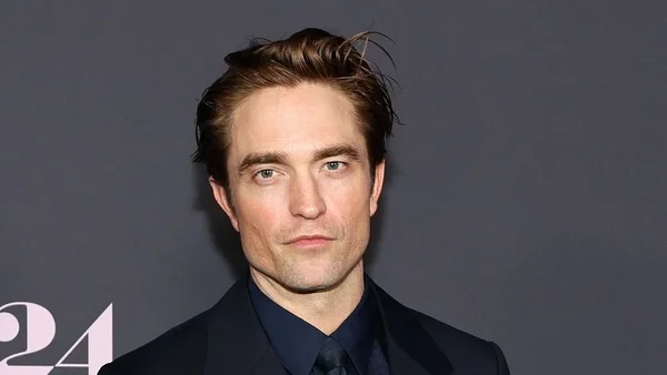 Robert Pattinson en costume dans le rôle de l'animateur de 'To Catch a Predator' pour le film 'Primetime' d'A24.