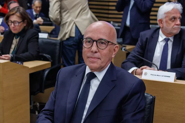 Éric Ciotti saluant la foule devant le 'Salon des Droites pour la République'.