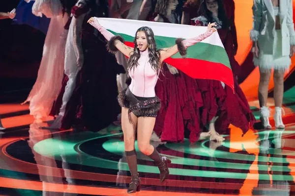 Artiste bulgare brandissant le drapeau national lors de sa performance à l'Eurovision 2026.