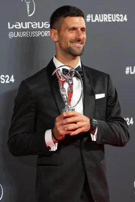 Novak Djokovic, tenant le trophée de Sportif de l'année lors des 25e Laureus World Sports Awards.