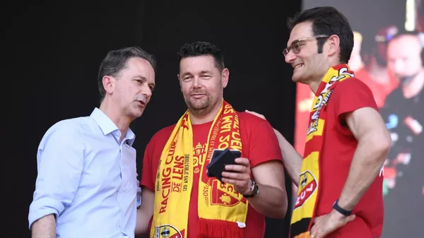 Le maire de Lens, Sylvain Robert, annonce le 22 mai férié lors d'une cérémonie.