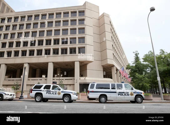 Véhicules de police du FBI devant le siège à Washington D.C.