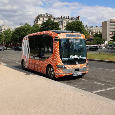 Minibus autonome WeRide en circulation à Paris.
